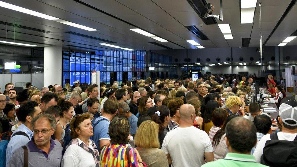 Passagiere warten nach technischen Problemen am Flughafen Wien