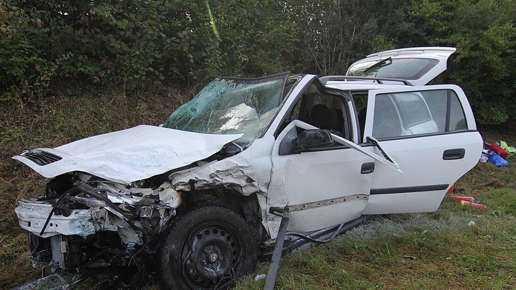 Trümmerfeld nach Frontalcrash