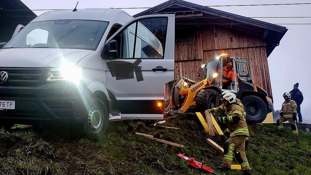 Fahrzeug droht in Bad Hofgastein abzustürzen