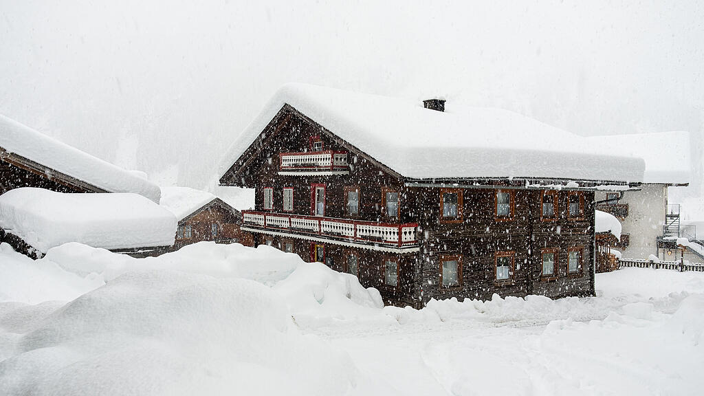WINTEREINBRUCH IN ÖSTERREICH: SITUATION IN KALS AM GROSSGLOCKNER / OSTTIROL
