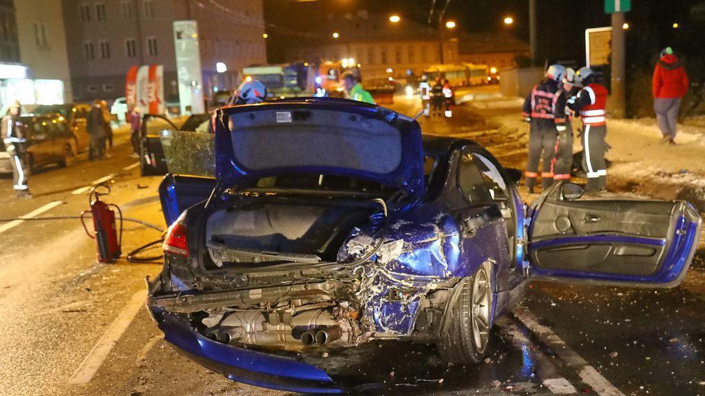 Verletzte nach Crash in Hellbrunner Straße