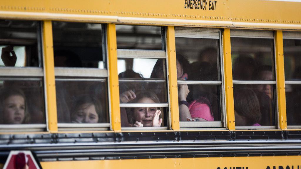 Jugendlicher schießt an US-Schule um sich