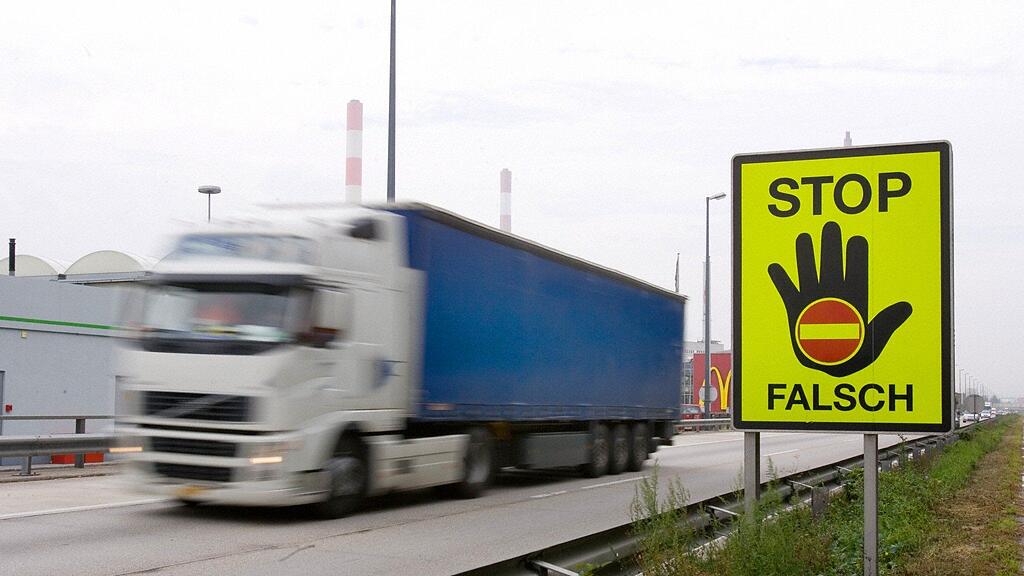Der Lenker konnte sich selbstständig über die Windschutzscheibe, die er einschlug, befreien, wurde aber unbestimmten Grades verletzt.