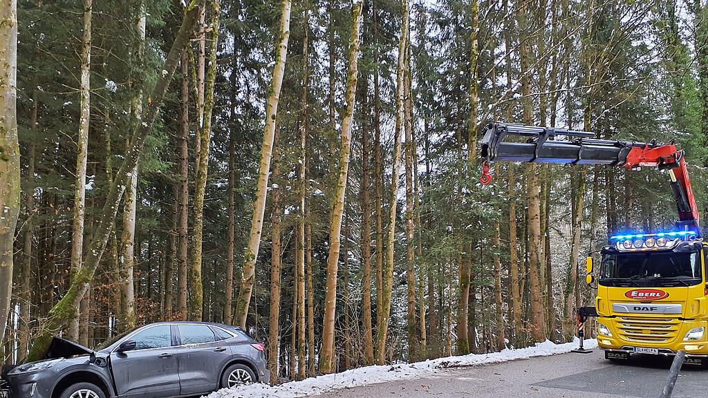 Pkw gegen Baum Seekirchen