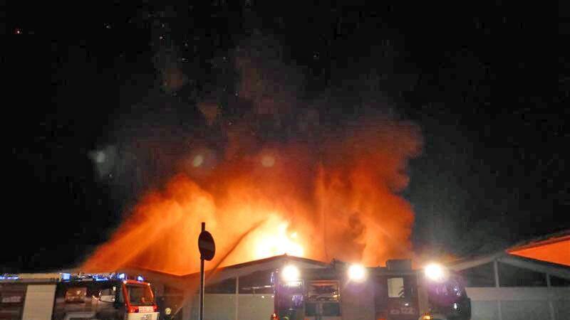 Als eine Polizeistreife gegen 1.15 Uhr den Zwischenfall bemerkte, schlugen bereits Flammen durch das Dach.
