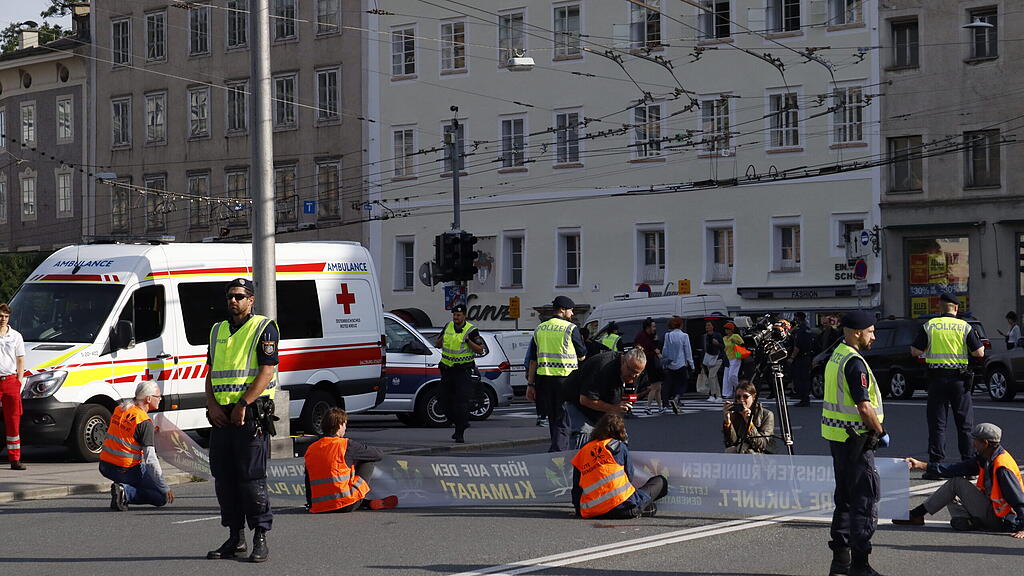 Klebe-Blockade auf Staatsbrücke