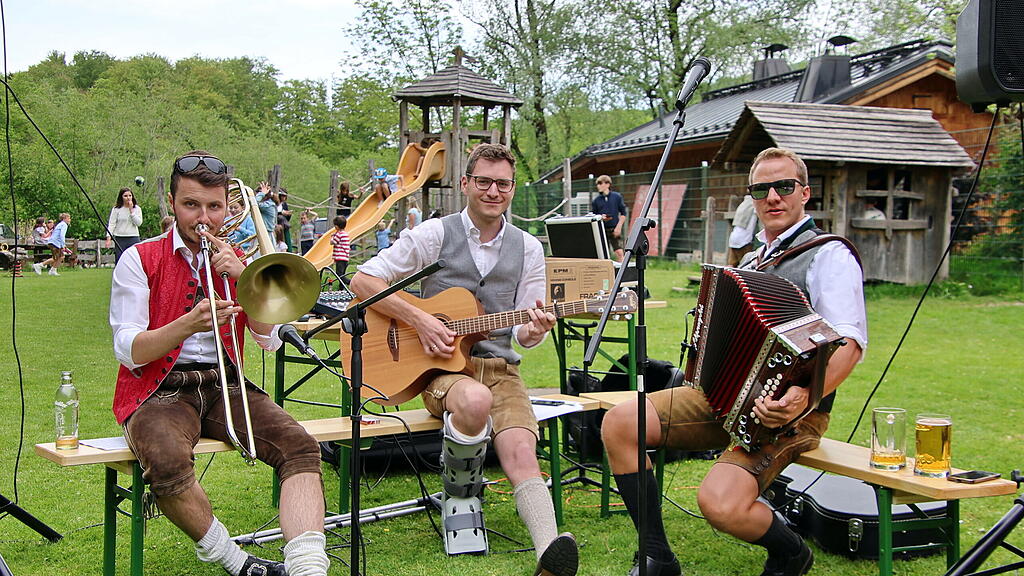 Maibaumaufstellen in St. Jakob am Thurn