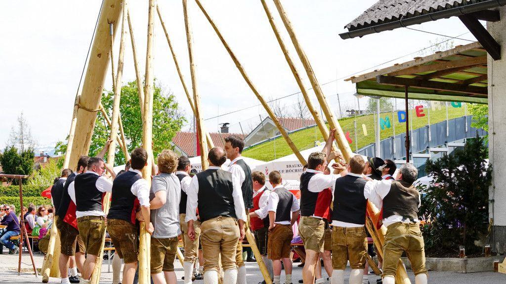 Maibaumaufstellen in Leopoldskron