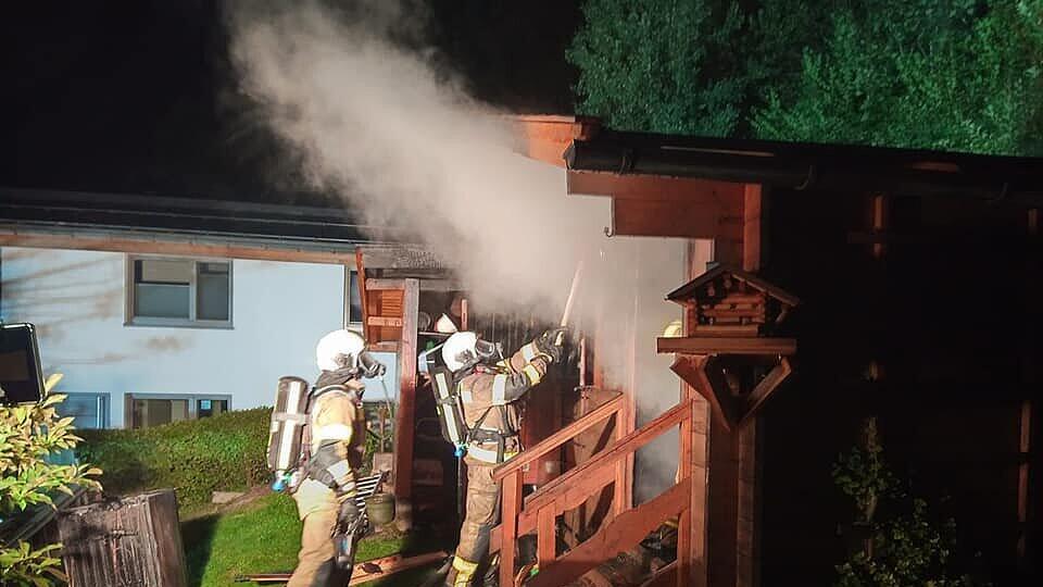 Gartenhütte in Brand