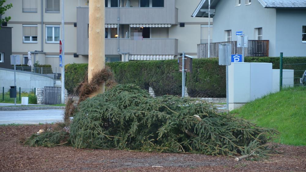 Sturm knickt Maibaum in St. Johann im Pongau