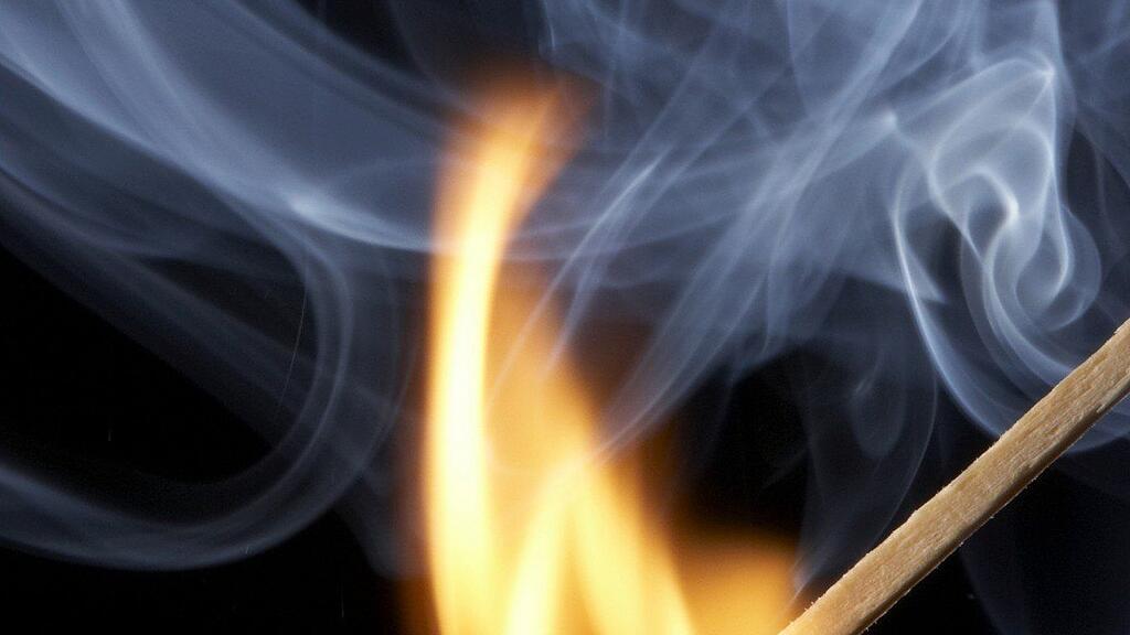 Schuldirektor soll mit Brand Diebstähle vertuscht haben.