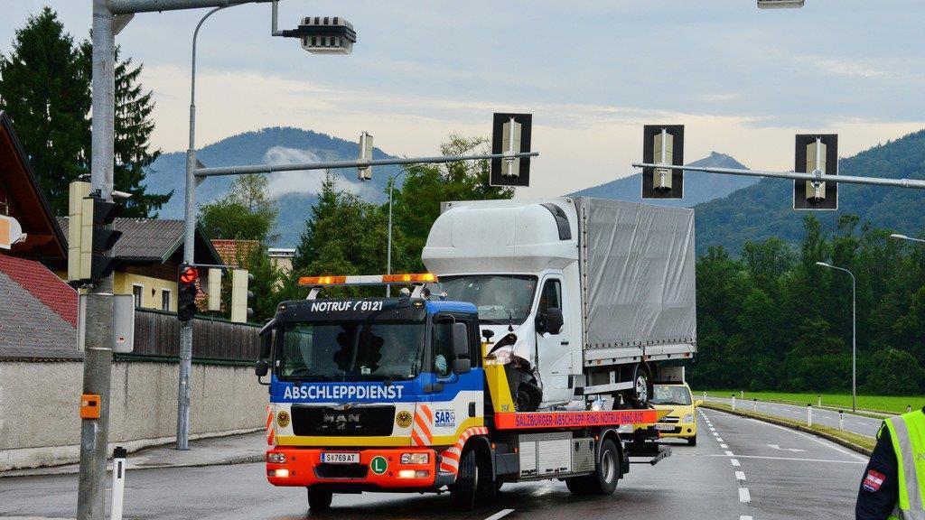 Anif: Lkw kracht in Taxi