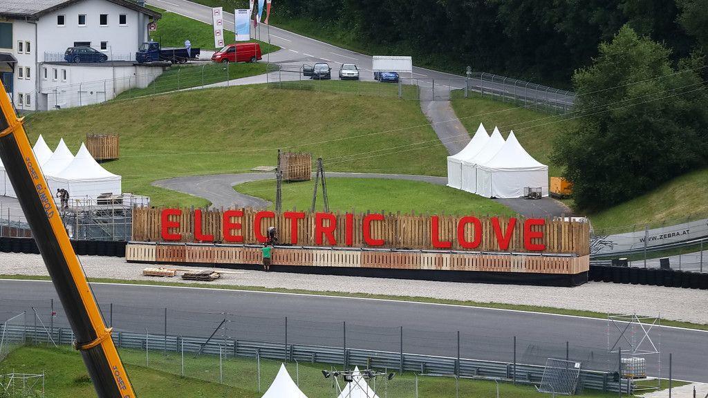 Erste Aufbauarbeiten am Electric Love 2017