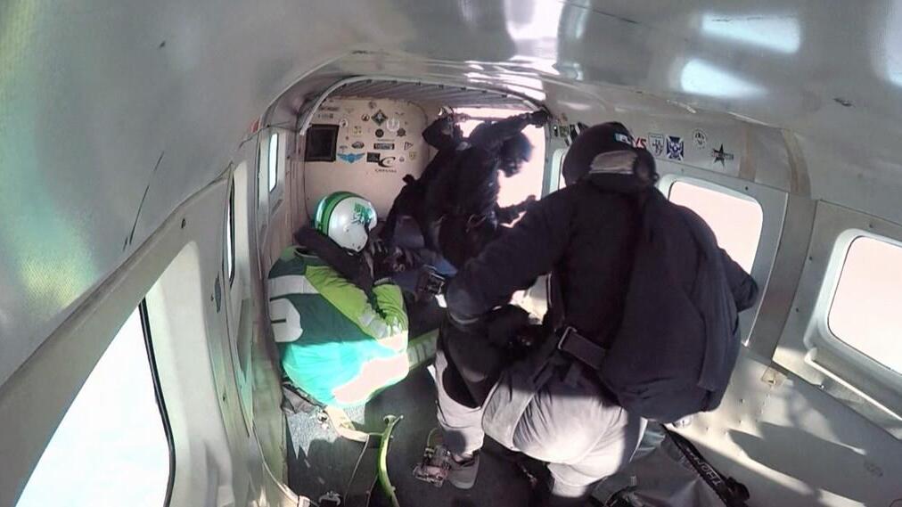 Skydiver springt aus 7.600 Meter Höhe ohne Schirm
