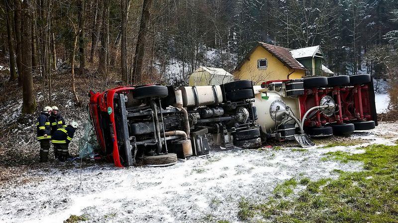 Handenberg: Lkw umgestürzt