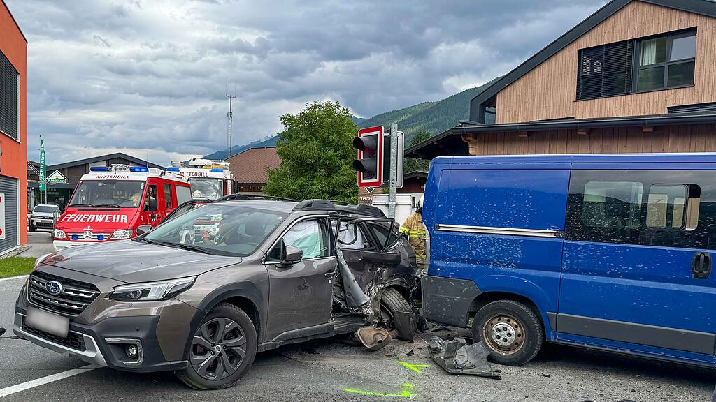 Pinzgauer Lokalbahn gegen Auto