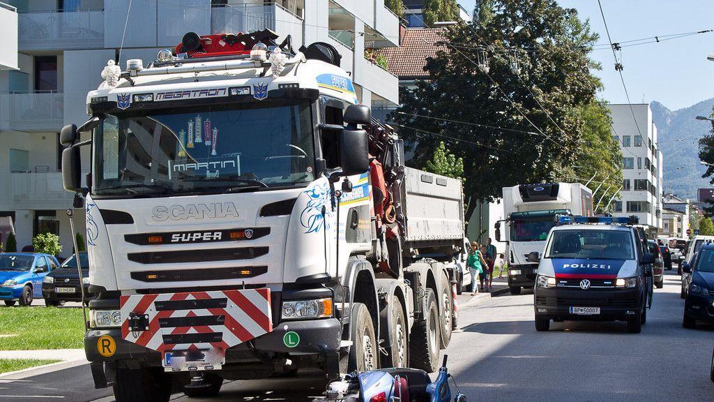 Moped crasht in Lkw