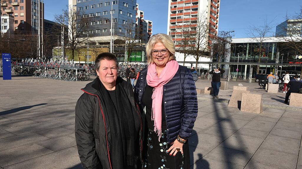 Soziologin Rosemarie Fuchshofer und Sozial-Vizebürgermeisterin Anja Hagenauer am Bahnhofsvorplatz.