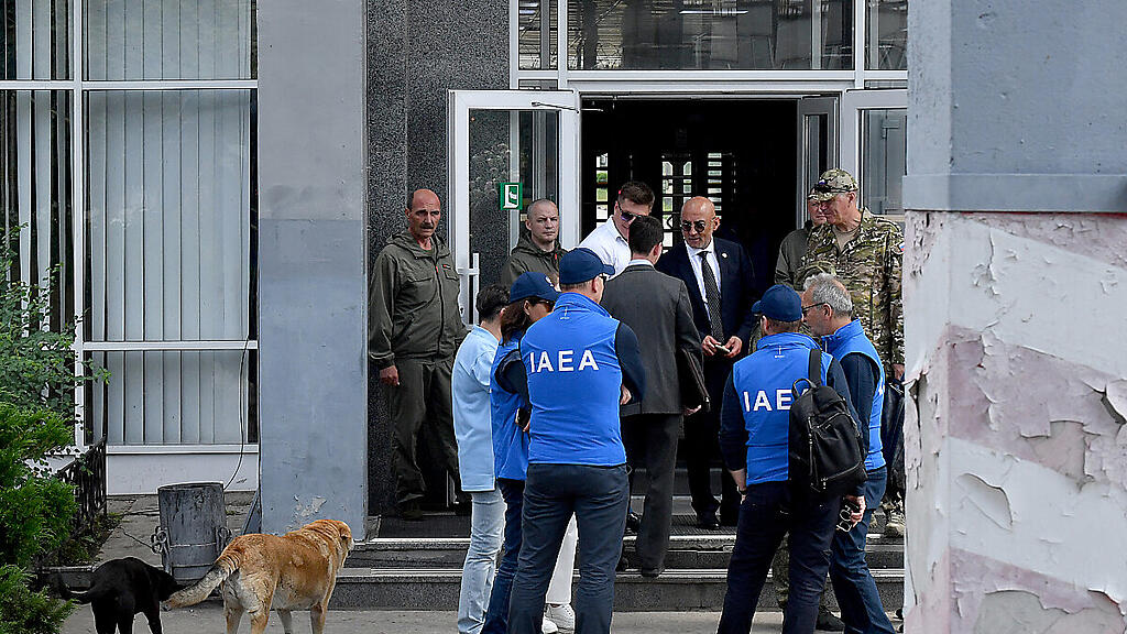 IAEA-Inspektoren bei einer Begehung des AKW im Juni