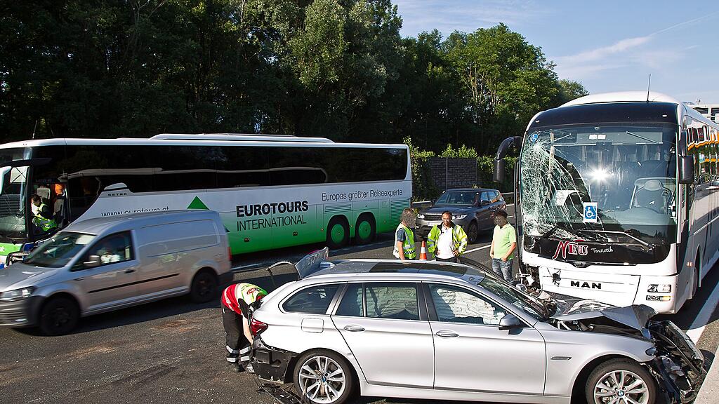 Der Pkw krachte gegen beide Busse.