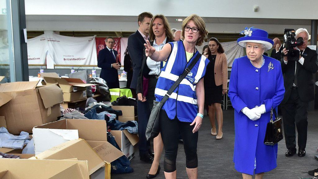 Brand in Londoner Hochhaus: Tiefe Trauer, Einsatz geht weiter