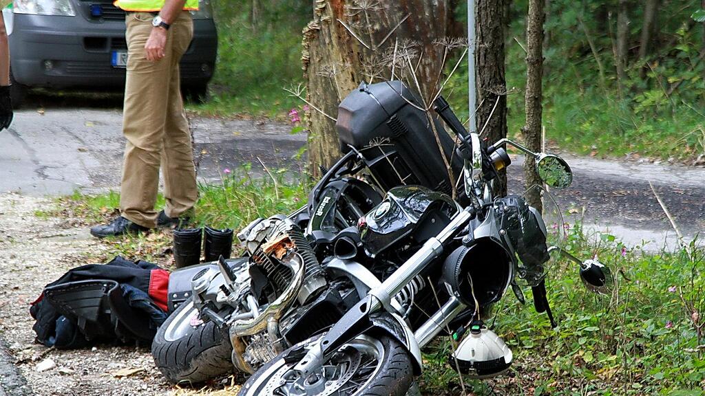 Der Motorradfahrer wurde bei dem Unfall schwer verletzt.