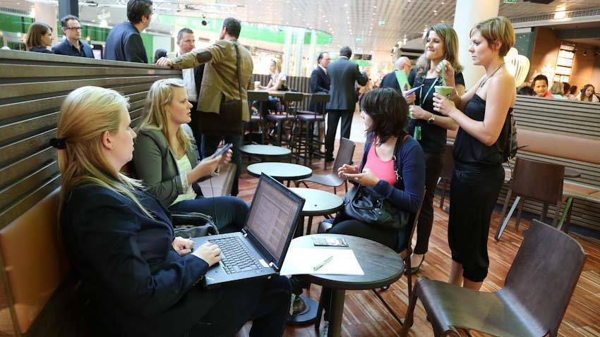Starbucks eröffnet im Europark, II