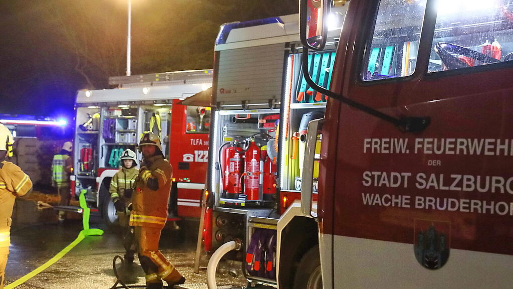Feuerwehr-\u00dcbung: Brand in Salzburger Lager