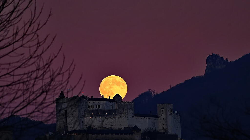 Supermond über Salzburg