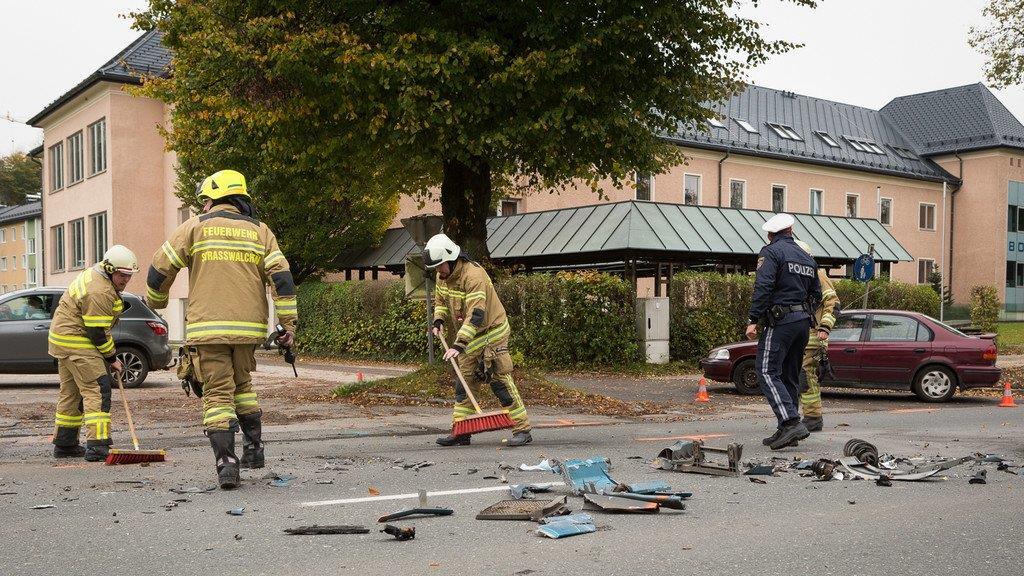 Straßwalchen: Pkw-Lenker prallt in Lkw