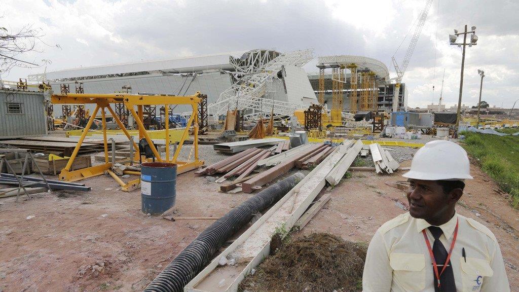 Brasilien: Kran stürzt auf WM-Stadion