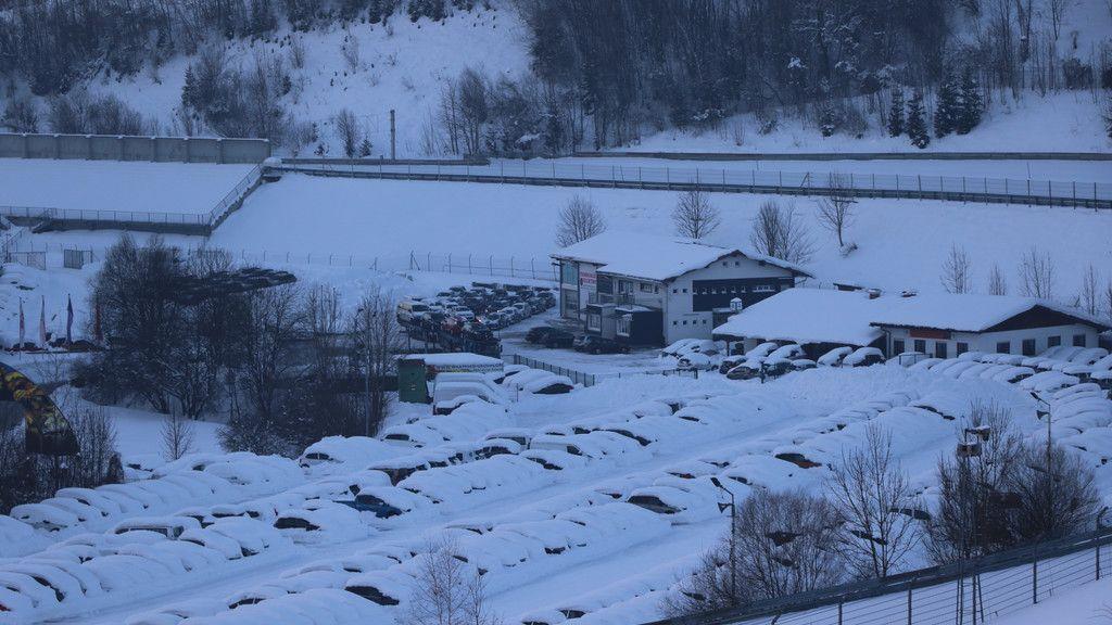 Autos stehen ohne Genehmigung am Salzburgring