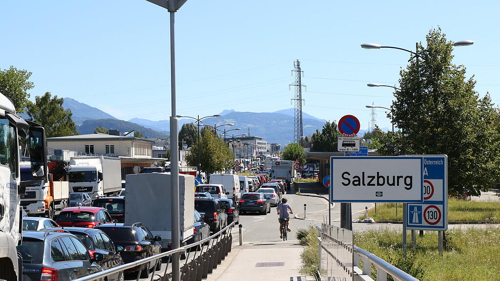 Die Grenzkontrollen am Walserberg führen immer wieder zu Staus.