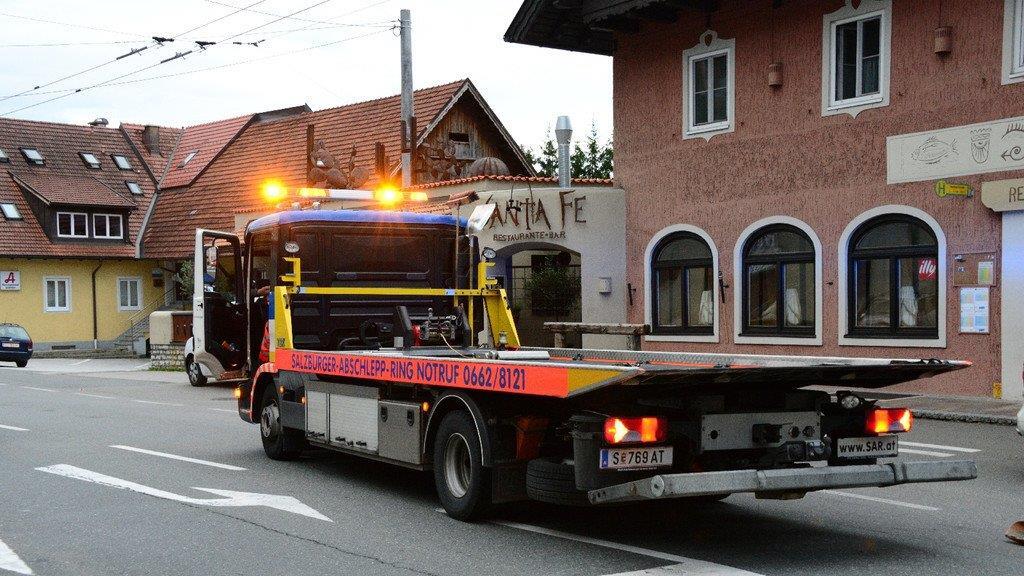 Hallwang: Biker kracht in Auto