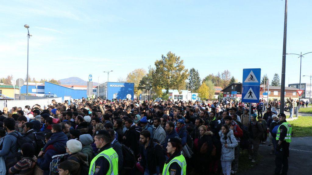 Flüchtlinge marschieren zu Grenze