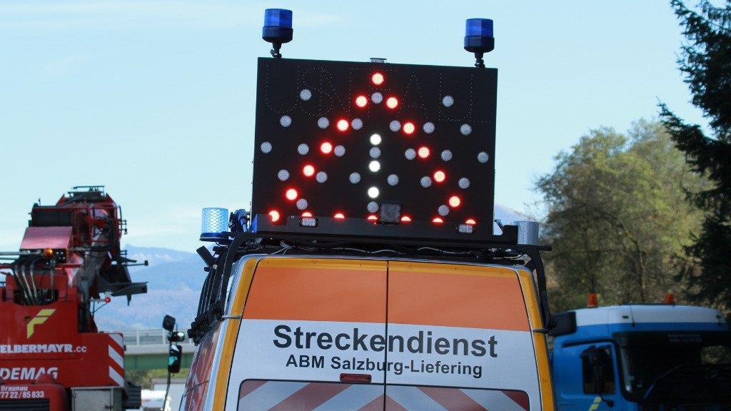 Sattelzug kracht gegen Böschung
