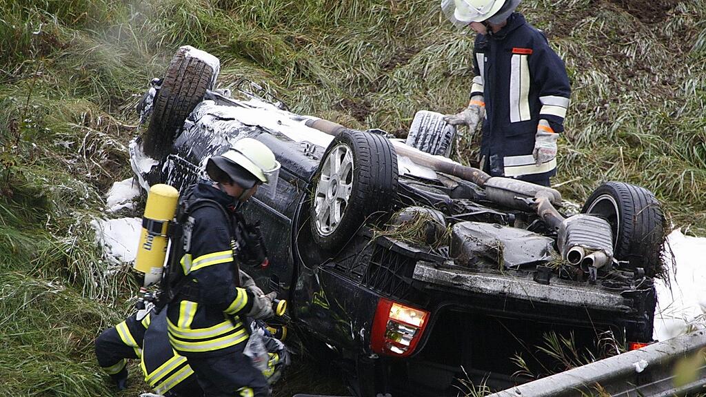 Bei dem Unfall wurde ein 23-jähriger Pkw-Lenker unbestimmten Grades verletzt.