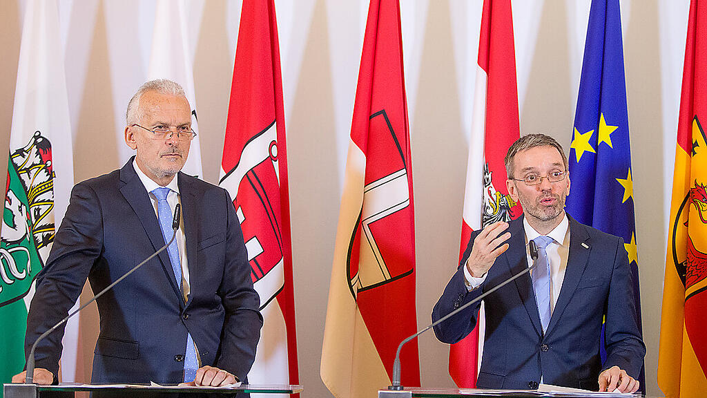 Kickl (r.) stößt bei Justizminister Moser (l.) auf wenig Verständnis
