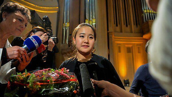 Siegerin Ji Young Lim darf nun eine echte Stradivari spielen