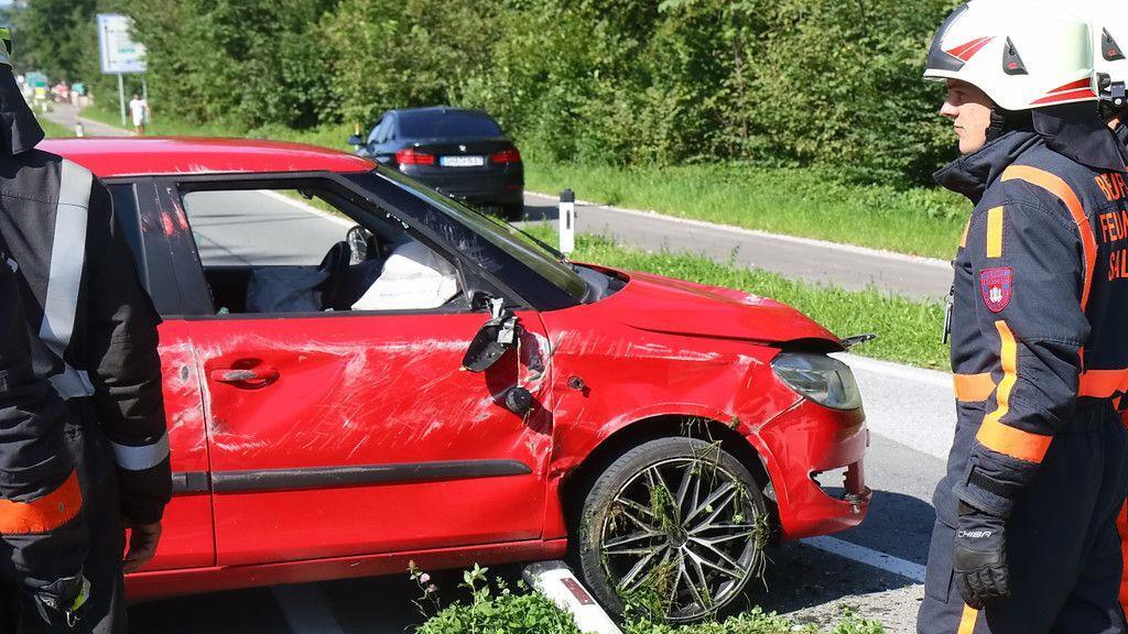 Pkw räumt in Alpenstraße Straßenlaterne ab und überschlägt sich