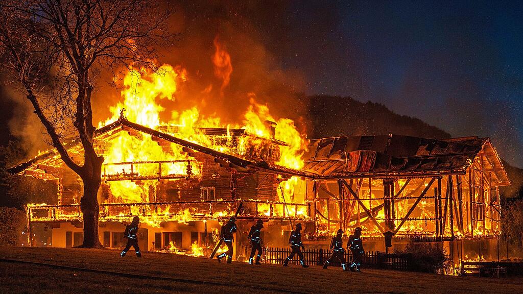Der Bauernhof wurde Opfer der Flammen.