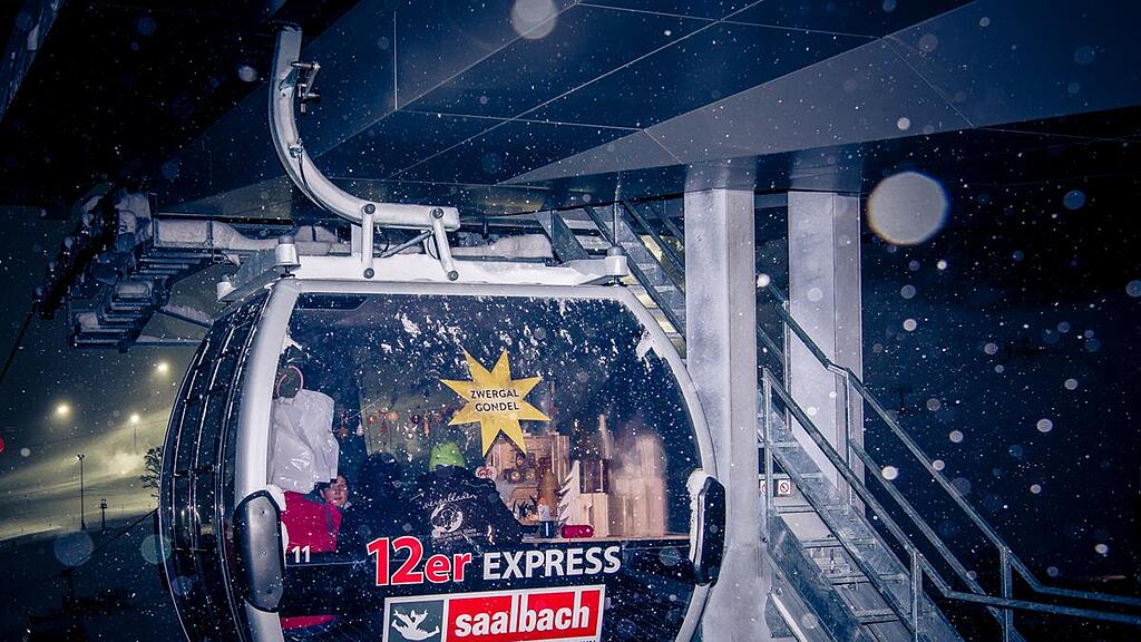Die Gondeln des „12er Express“ verwandelten sich in einen „fliegenden Adventmarkt“.