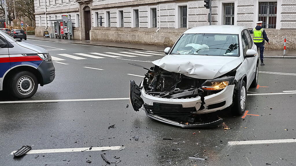 Autos kollidieren auf Kreuzung bei Karolinenbrücke