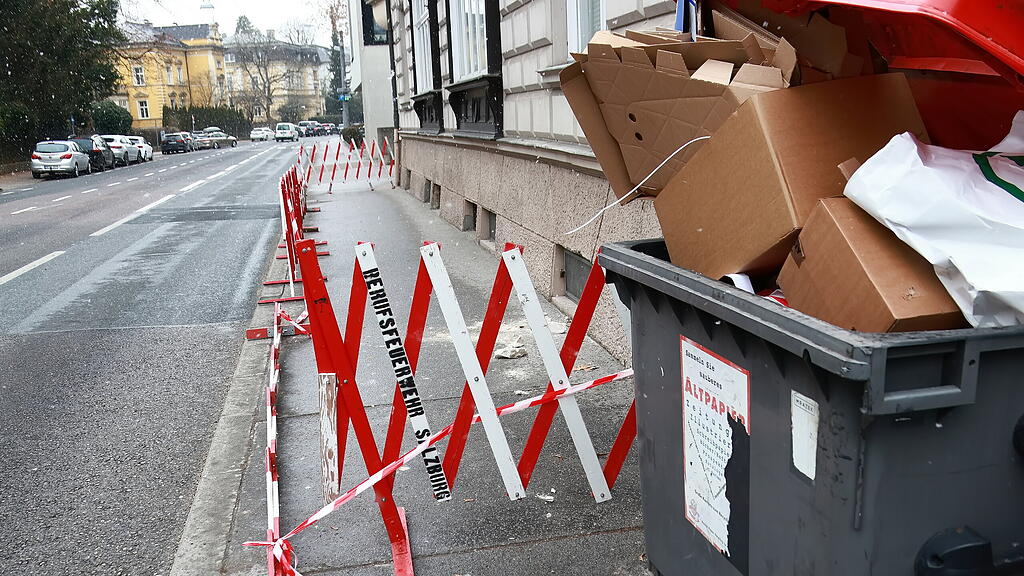 Gebäudeteile krachen in Salzburger Imbergstraße auf Gehsteig