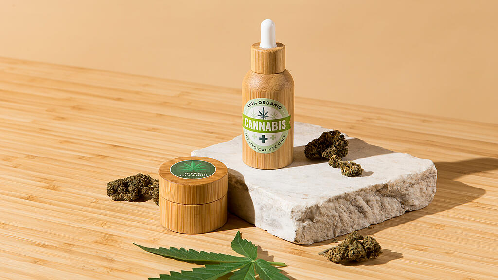 Image 2 cbd-oil-dropper-arrangement.jpg