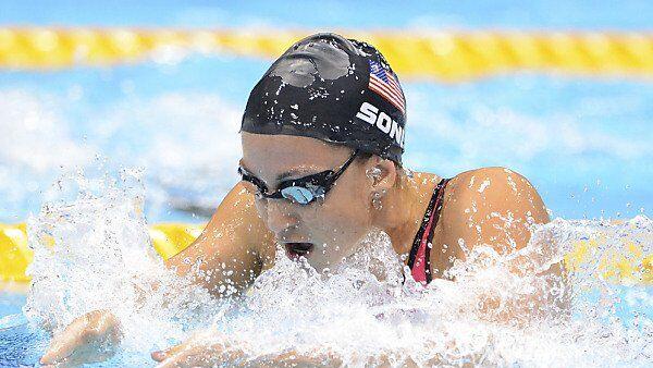 Rebecca Soni hängt ihre Schwimmhaube an den Nagel