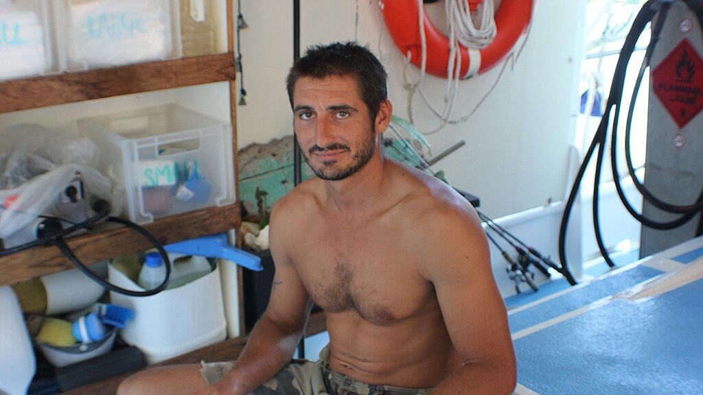 Zwei Meter großes Reptil greift Yoann Galeran in Australien an.