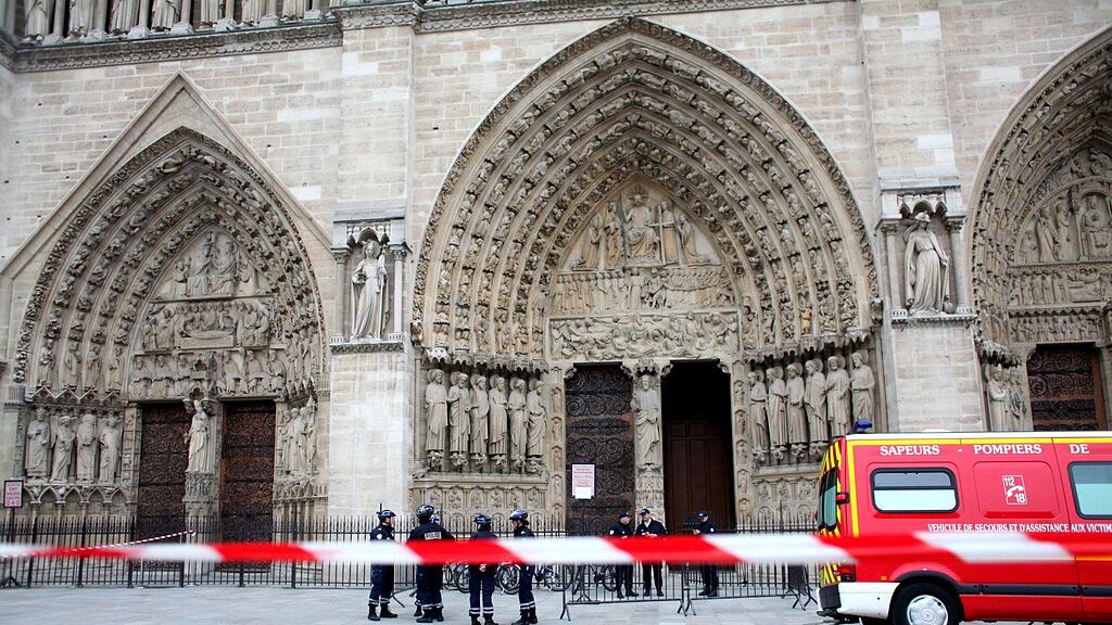 Rechtsradikalem Essayist beging Suizid in Pariser Kathedrale Notre-Dame.