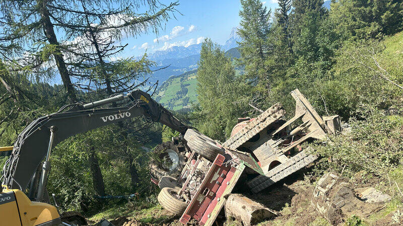 Traktor stürzt mit Bagger in St. Johann ab