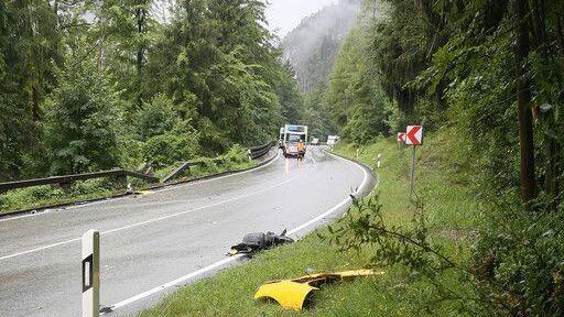 Luxusauto prallt in Bayern gegen Leitplanke